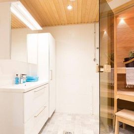 Valoisa sauna ja kylpyhuone